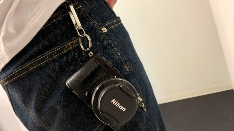 【レビュー】ミラーレス一眼カメラ「Nikon 1 J5」を散歩に持ち歩くために、カッコいいカラビナを取り付けたよ。 