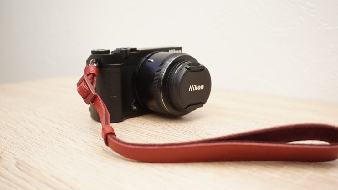 【レビュー】Nikon 1 J5 用として、ニコン純正のハンドストラップ（AH-N1000）を購入。早速「ニコン巻き」をしてみたので巻き方（方法）もお伝えします。 