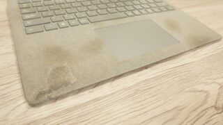 Surface Laptop のアルカンターラ汚れは、もう保護シールで隠しましょう。 