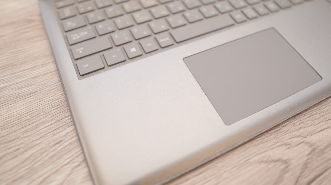 Surface Laptop のアルカンターラ交換はできません。汚れは保護シールで隠しましょう。 | N-blog